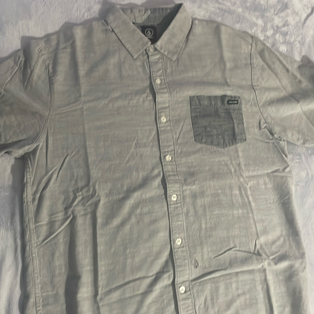 Volcom button down short sleeve size large light grey with dark grey pocket